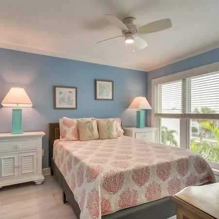 Poolside Madeira Beach Abode With Balcony!